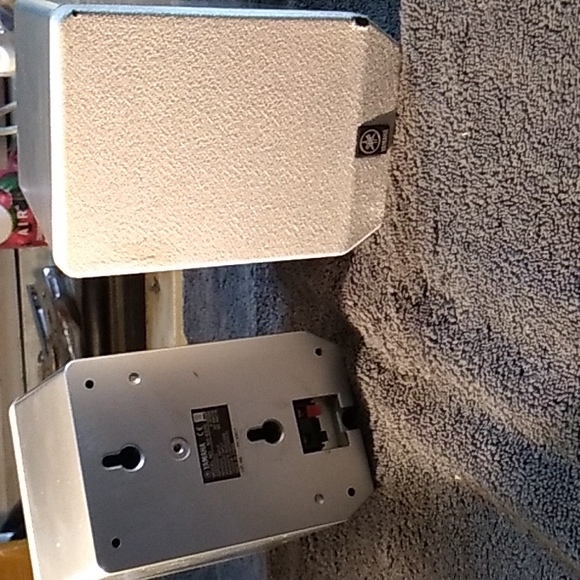 Yamaha surround speaker pair satelite - Picture 4 of 4